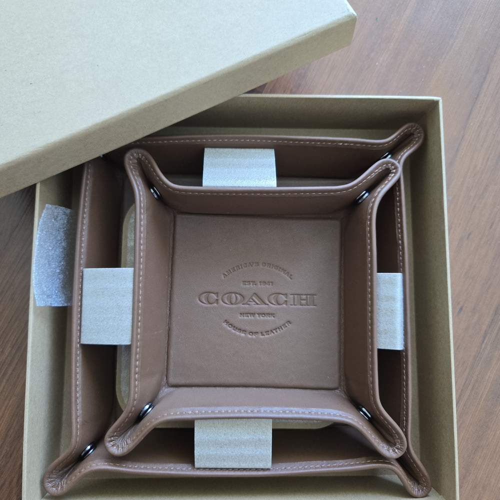 ❤️NEW! Coach Calf Leather Boxed Valet Tray Set Of 2 MSRP$250 - Picture 3 of 3